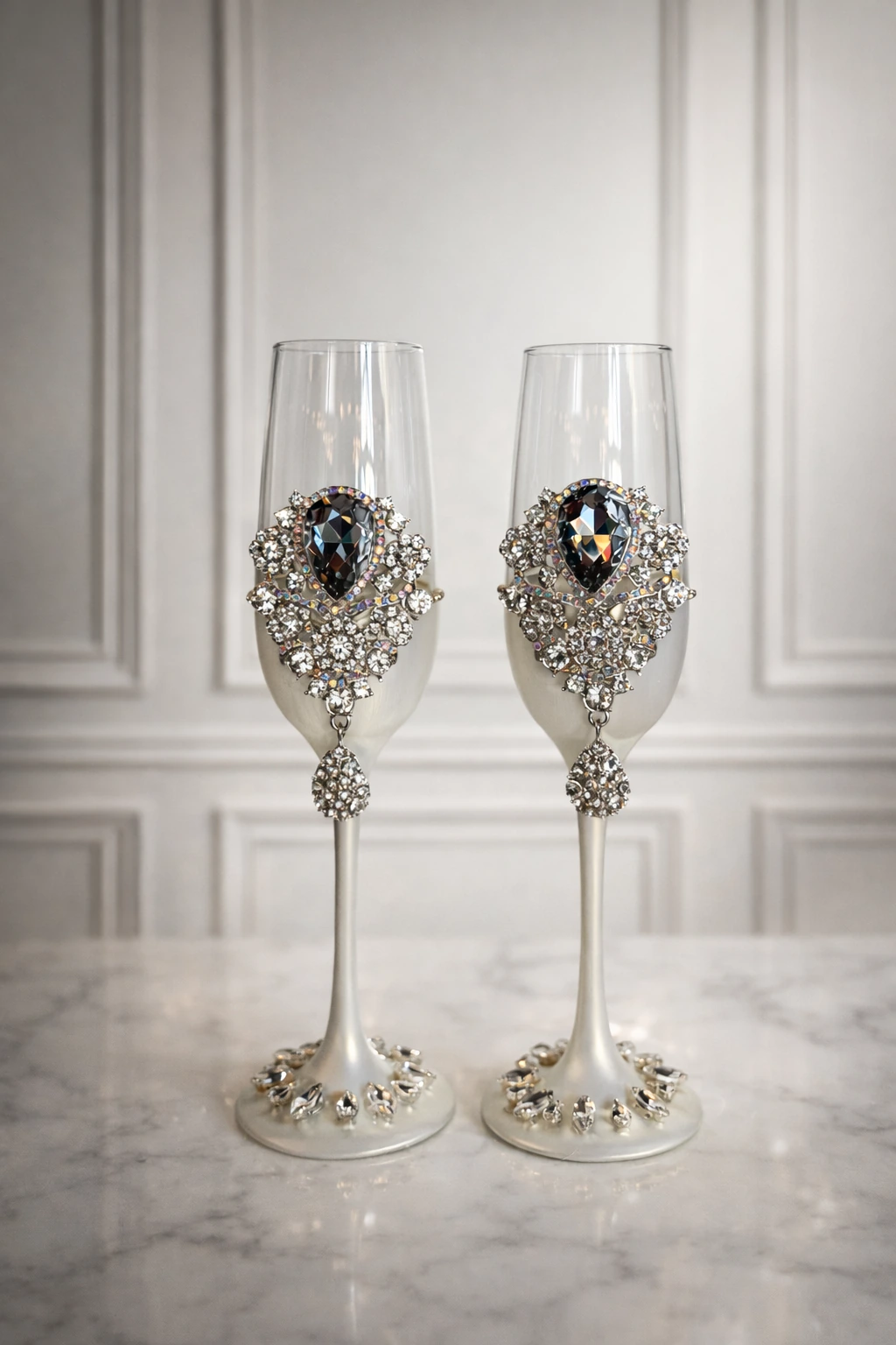 Par de copas blancas decoradas con grandes cristales Swarovski plateados