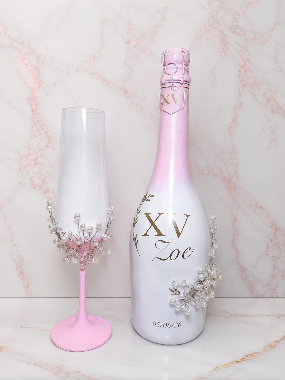 Botella rosa personalizada para XV años con nombre y detalles florales