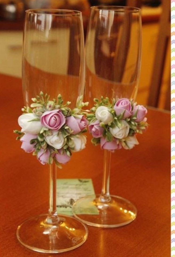Copas para brindis decoradas con ramilletes de rosas rosas y blancas