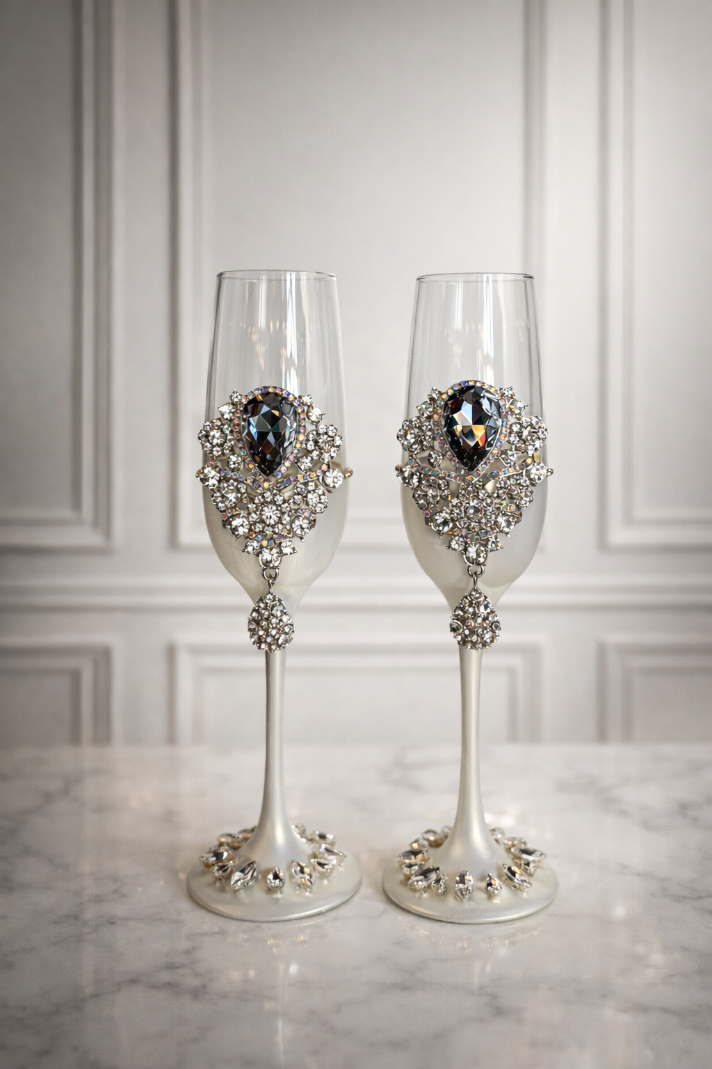 Par de copas blancas decoradas con grandes cristales Swarovski plateados